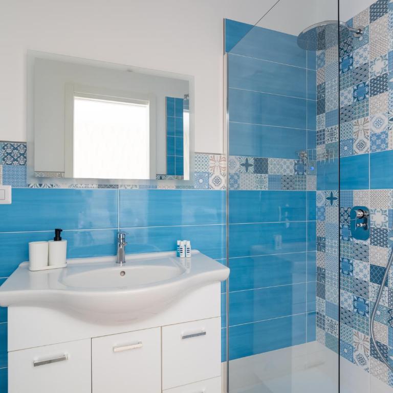 Nonno Angelo - 4 Bedrooms with Free Parking & Seaview Balcony - Three-Bedroom Apartment - 45