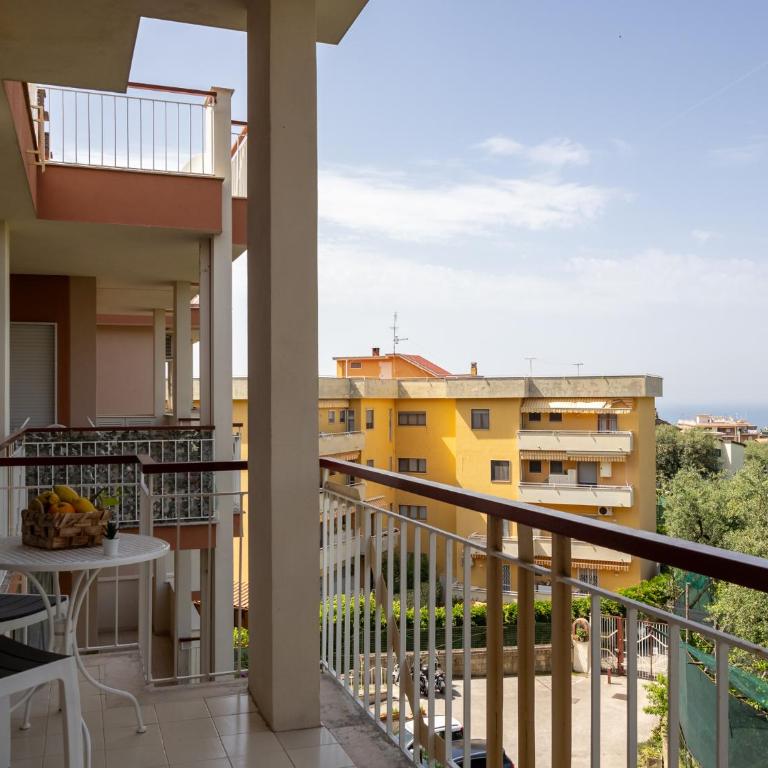 Nonno Angelo - 4 Bedrooms with Free Parking & Seaview Balcony - Three-Bedroom Apartment - 8