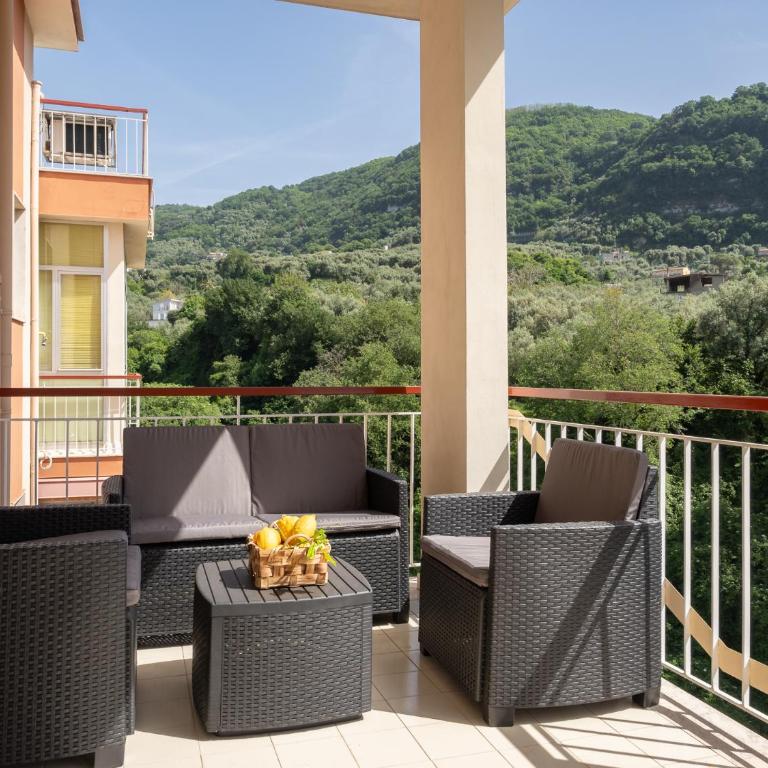 Nonno Angelo - 4 Bedrooms with Free Parking & Seaview Balcony - Three-Bedroom Apartment - 48