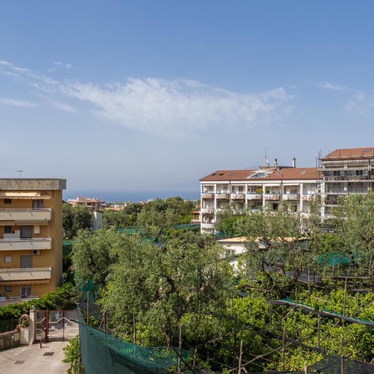 Nonno Angelo - 4 Bedrooms with Free Parking & Seaview Balcony - Three-Bedroom Apartment - 11