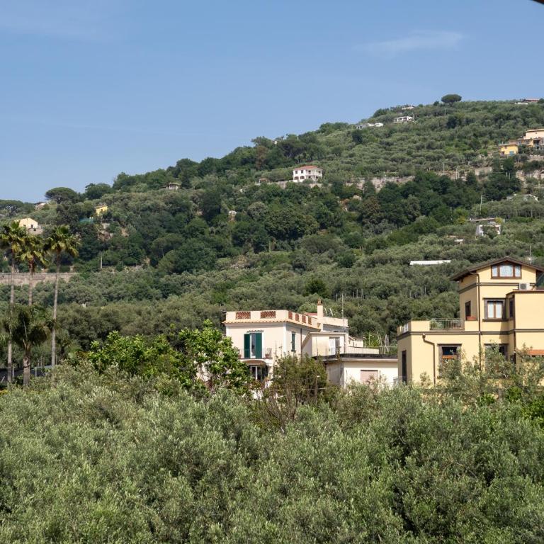 Nonno Angelo - 4 Bedrooms with Free Parking & Seaview Balcony - Three-Bedroom Apartment - 50