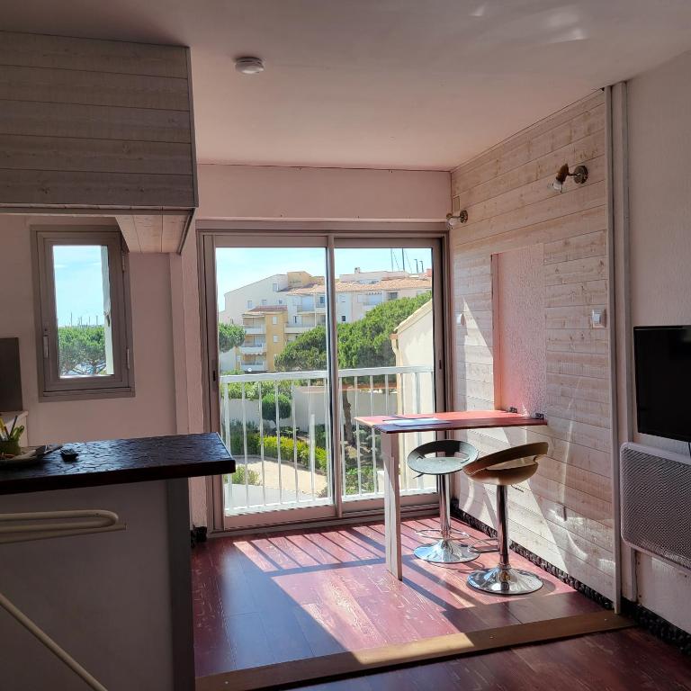Studio-2 Personnes-Résidence Le Pharo, Vue Piscine Port - Studio - Vue sur Mer - 6