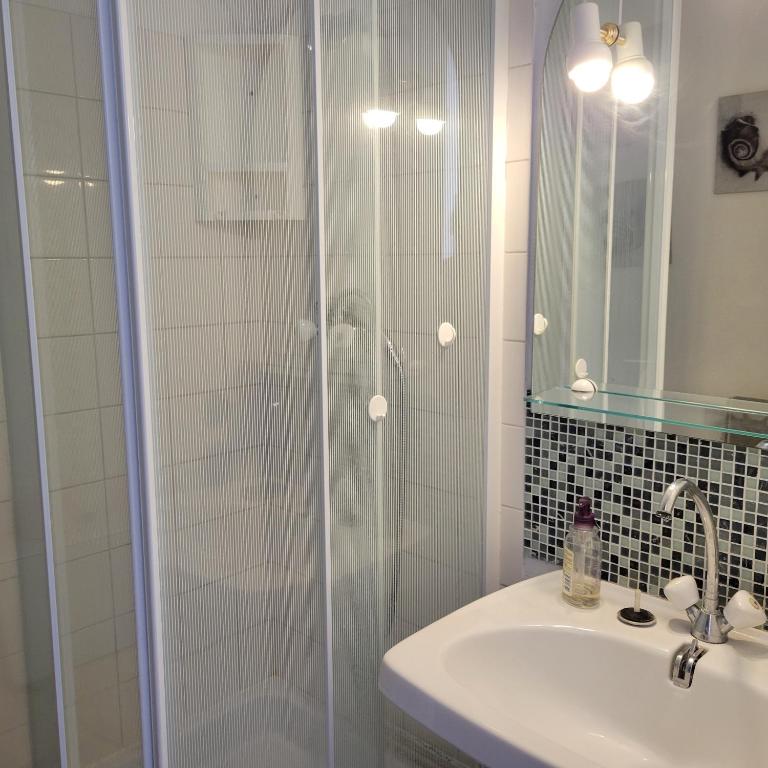 Studio-2 Personnes-Résidence Le Pharo, Vue Piscine Port - Studio - Vue sur Mer - 12