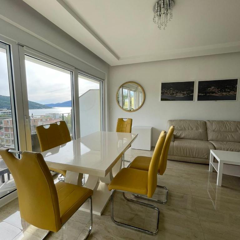 Deluxe Apartment 2-rooms - Two-Bedroom Apartment with Balcony and Sea View - 6