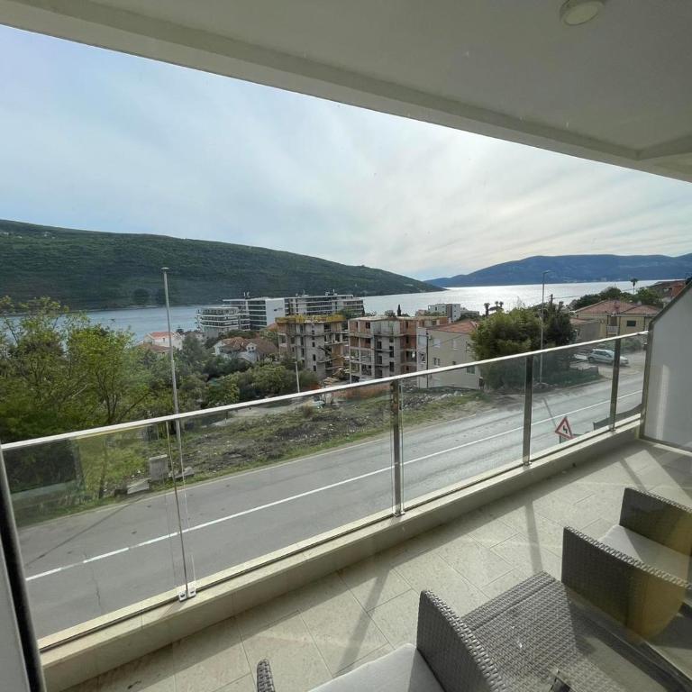 Deluxe Apartment 2-rooms - Two-Bedroom Apartment with Balcony and Sea View - 12