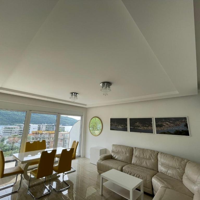 Deluxe Apartment 2-rooms - Two-Bedroom Apartment with Balcony and Sea View - 11