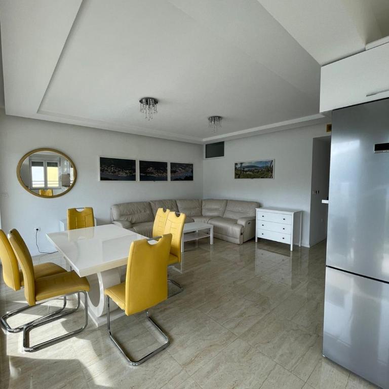 Deluxe Apartment 2-rooms - Two-Bedroom Apartment with Balcony and Sea View - 3