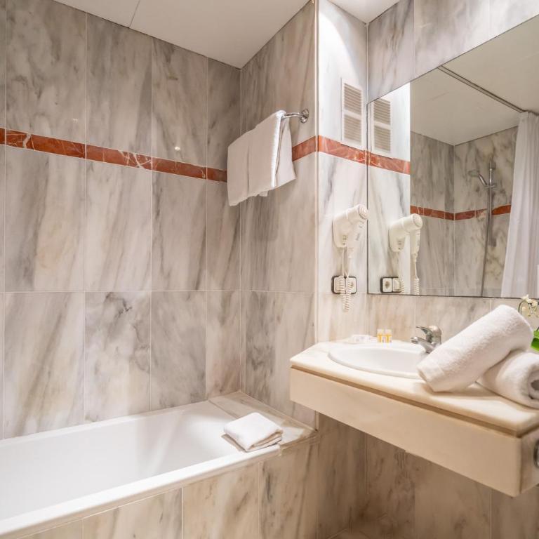 Hotel Glòries - Double Room with Extra Bed - 4