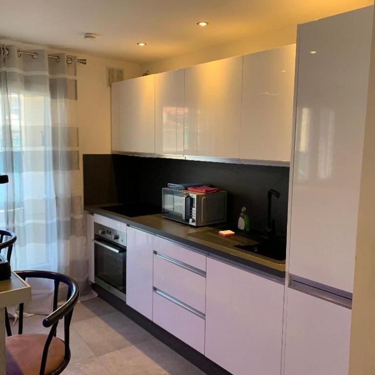 Grand studio très agréable avec bar, cuisine et terrasse - Apartamento de 1 dormitorio - 12