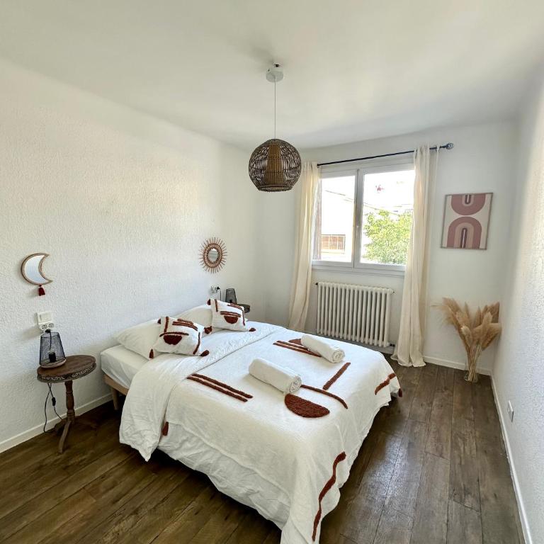 T2 60m2, Centre Ville, Parking Gratuit, Terrasse, Proche Tram, à seulement 15mn des Plages - One-Bedroom Apartment - 2