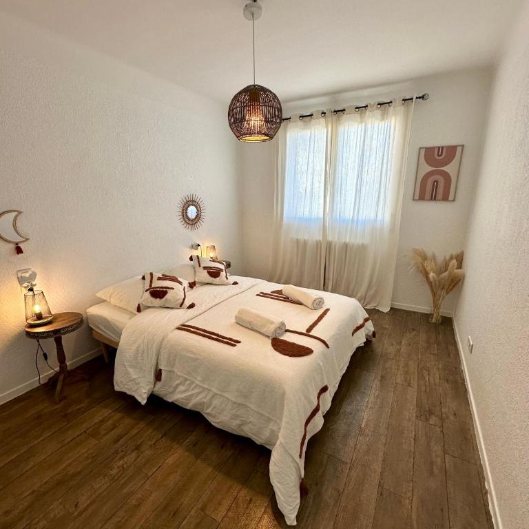 T2 60m2, Centre Ville, Parking Gratuit, Terrasse, Proche Tram, à seulement 15mn des Plages - One-Bedroom Apartment - 1