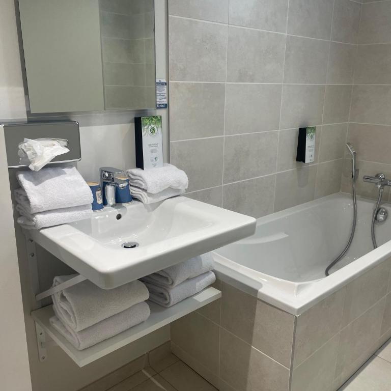 Kyriad Saumur Hyper Centre Hôtel, Appartements, Séminaires et SPA soins Sothys Paris - Grande Chambre Familiale (5 Adultes) - 3