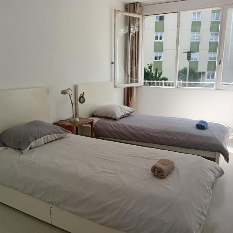 Chambres COSY PARIS CENTRE au Pied du metro - Chambre Double ou Lits Jumeaux - Vue sur Jardin - 1