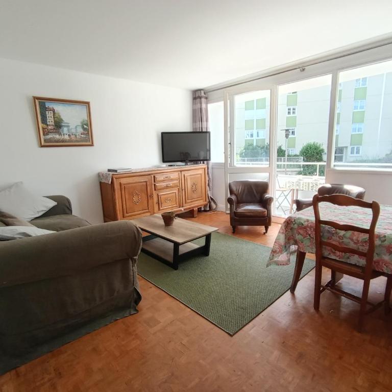Chambres COSY PARIS CENTRE au Pied du metro - Chambre Double ou Lits Jumeaux - Vue sur Jardin - 2
