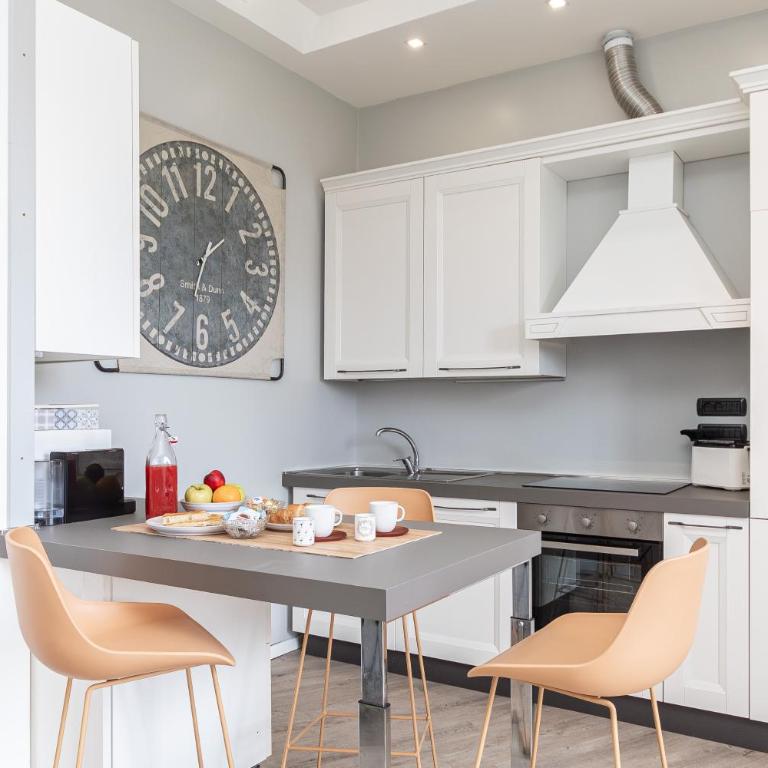 Spacious 3-Bedroom Apartment - 10 Min to City Center & 5 Min to Gaslini Hospital by car - Appartamento con 3 Camere da Letto - 3