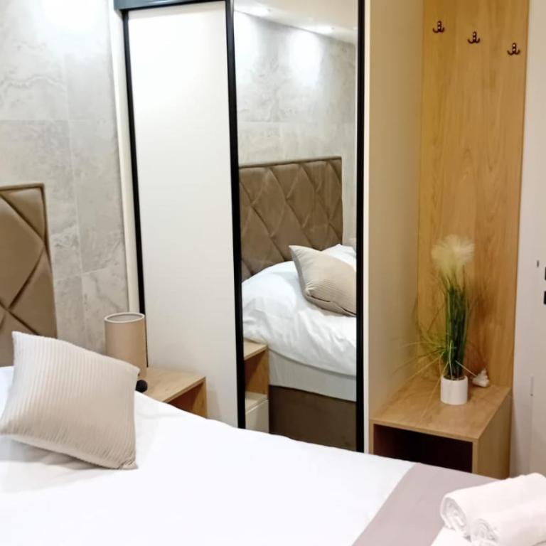 Square Point Apartments - One-Bedroom Apartment with Pool View - 3