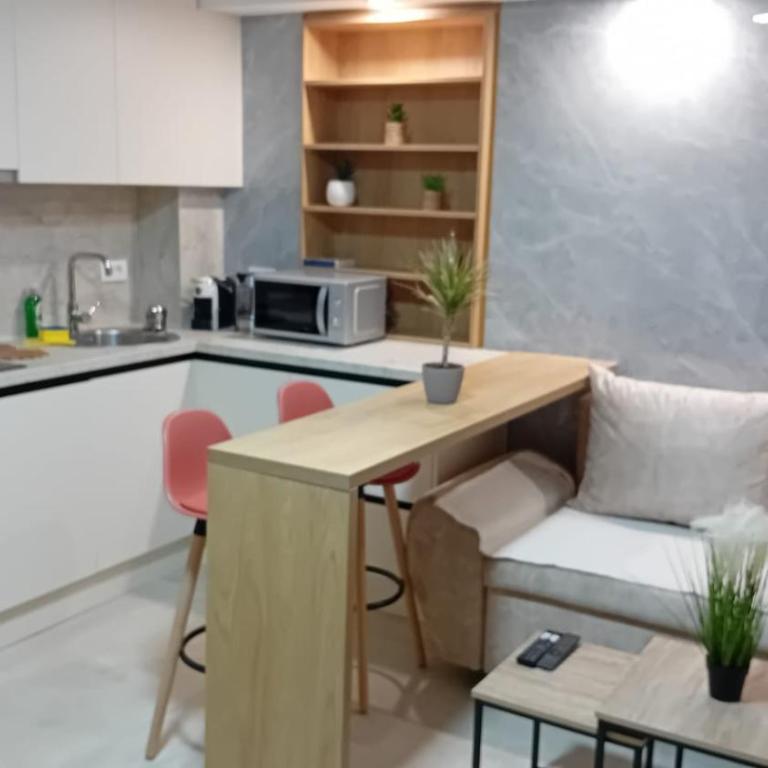 Square Point Apartments - One-Bedroom Apartment with Pool View - 4