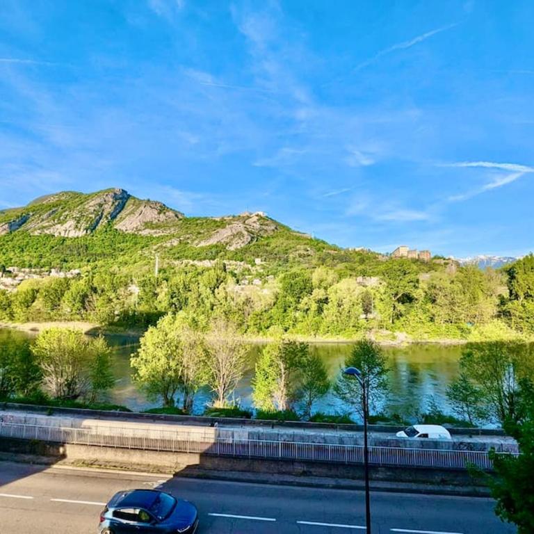 Studio 105 - Calme & Tout Equipé avec Parking Gratuit - One-Bedroom Apartment - 9