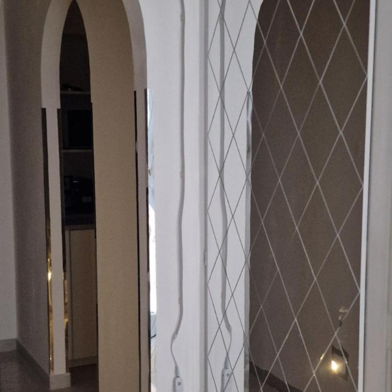 Cinzia's House of Mirrors - One-Bedroom Apartment - 8