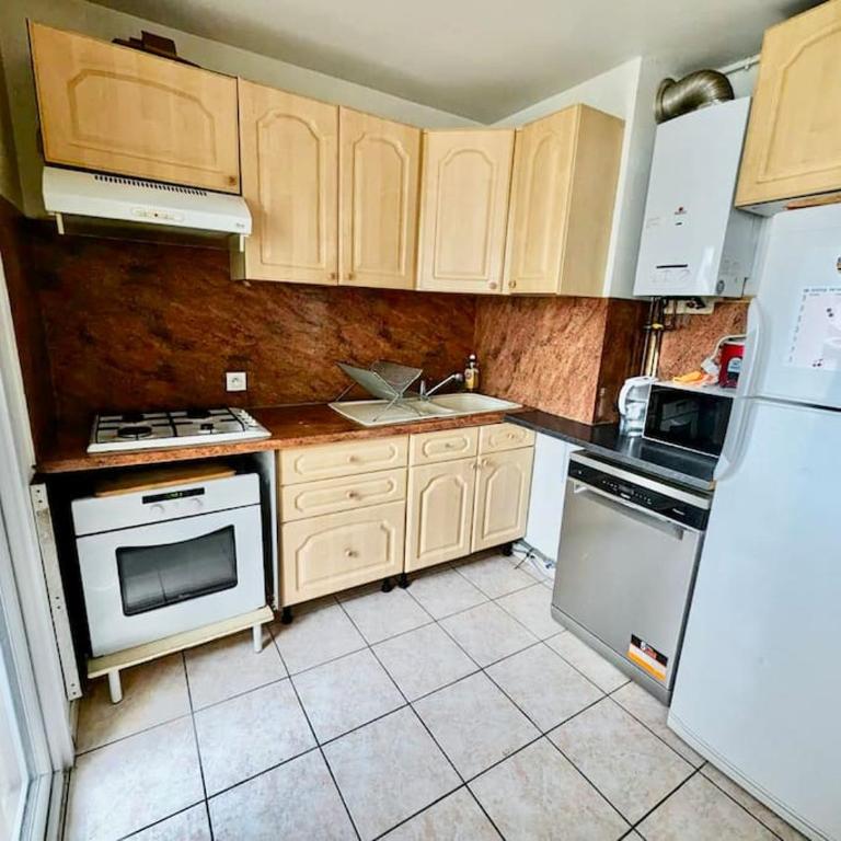 Chambre au Cœur Grenoble - Calme & Tout Equipé avec WIFI - One-Bedroom Apartment - 11