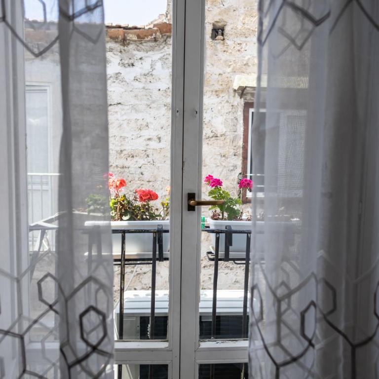 Noble Suite - Two-Bedroom House - 9
