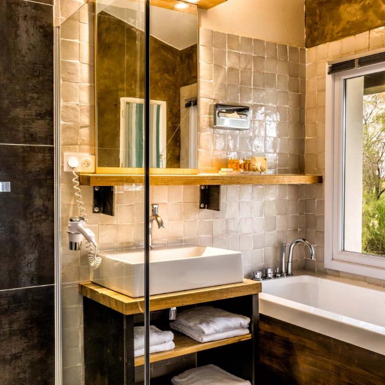 Les Bains Gardians - Chambre Double avec Baignoire - Massouscles - 3