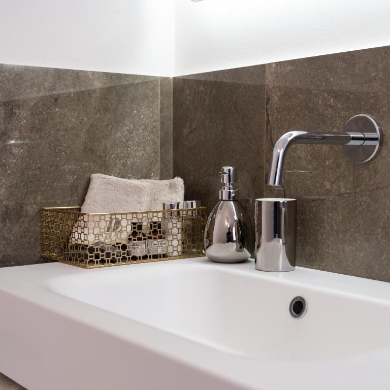 La Duca Suites & Apartments - Deluxe Double Room with Balcony - 5