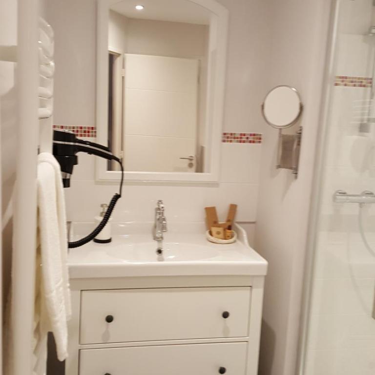 Hôtel Chez Jacqueline - Chambre Lit King-Size Standard - 2