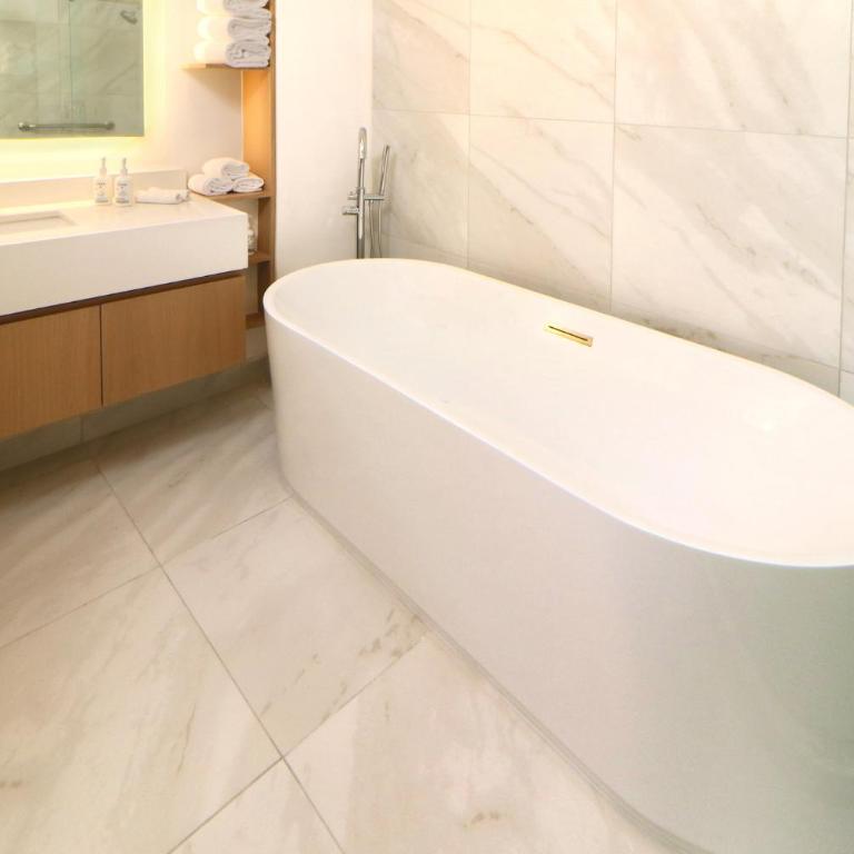 Holiday Inn Tijuana Zona Rio by IHG - Suite Lit King-Size de Luxe - 5