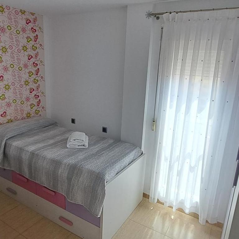Piso soleado con buena ubicación - Three-Bedroom Apartment - 8