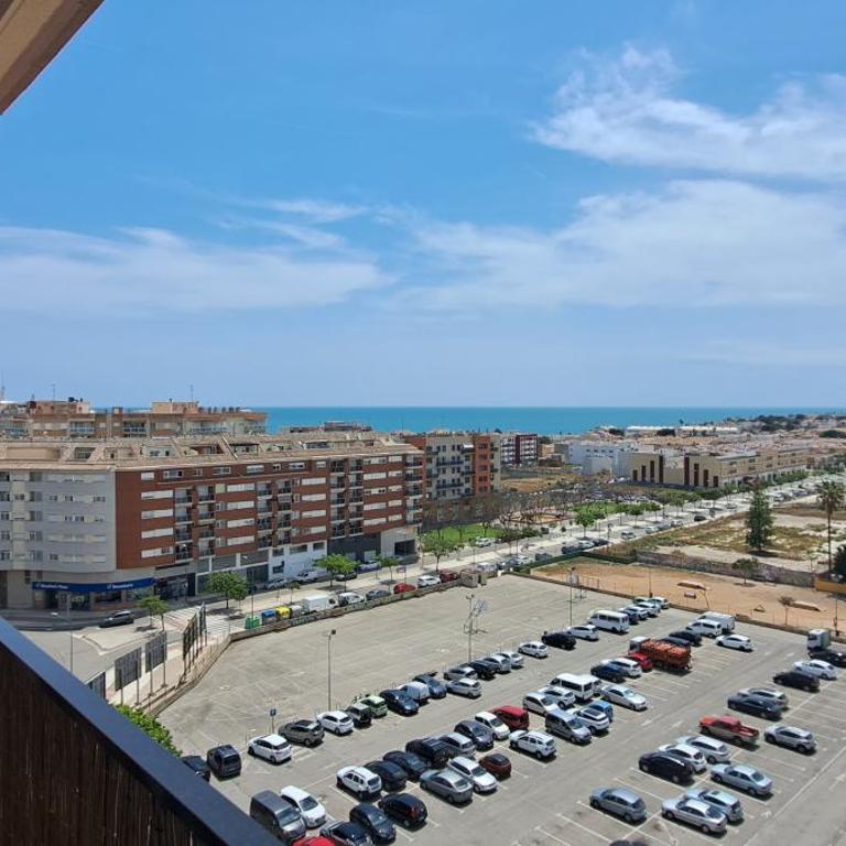 Piso soleado con buena ubicación - Three-Bedroom Apartment - 17