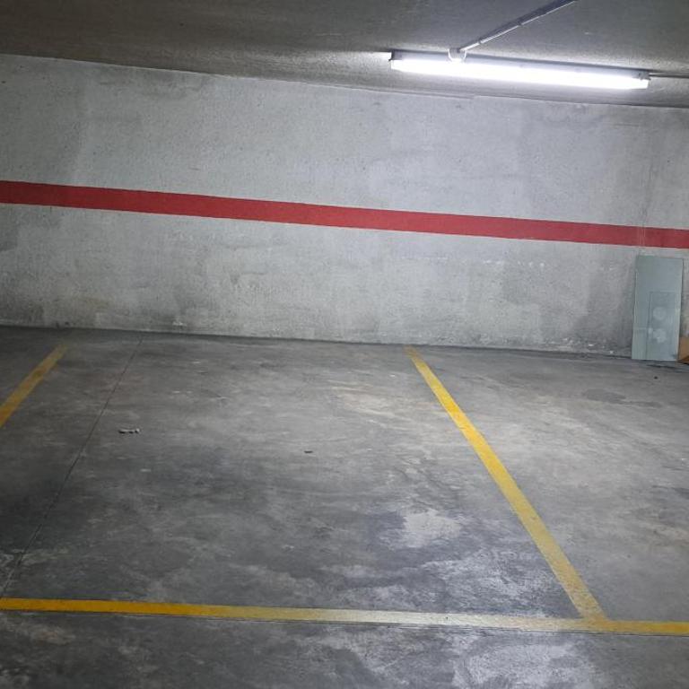 Piso soleado con buena ubicación - Three-Bedroom Apartment - 20