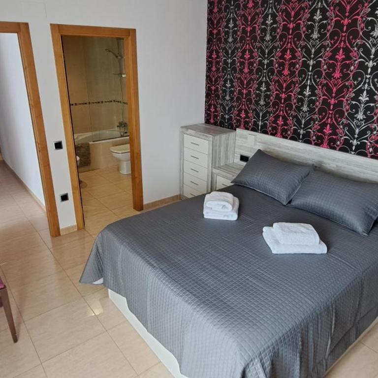 Piso soleado con buena ubicación - Three-Bedroom Apartment - 6