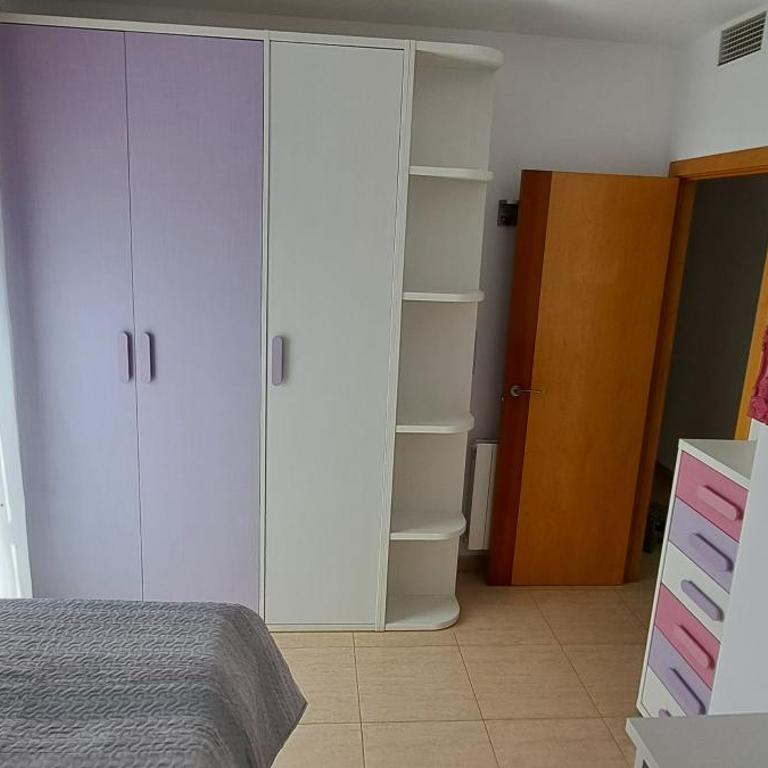 Piso soleado con buena ubicación - Three-Bedroom Apartment - 10