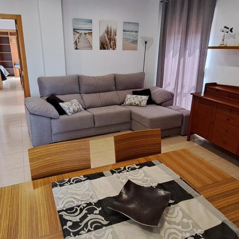 Piso soleado con buena ubicación - Three-Bedroom Apartment - 2
