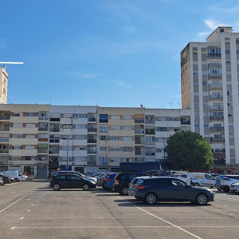 Piso soleado con buena ubicación - Three-Bedroom Apartment - 19