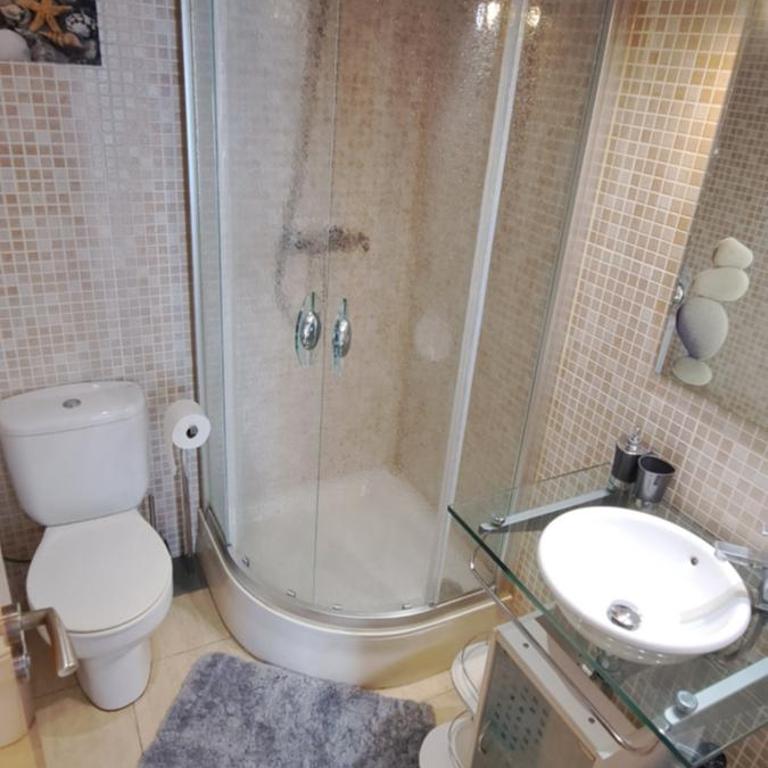 Piso soleado con buena ubicación - Three-Bedroom Apartment - 12