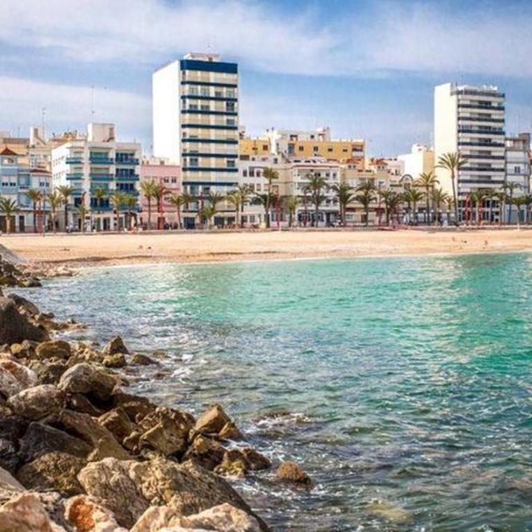 Piso soleado con buena ubicación - Three-Bedroom Apartment - 24