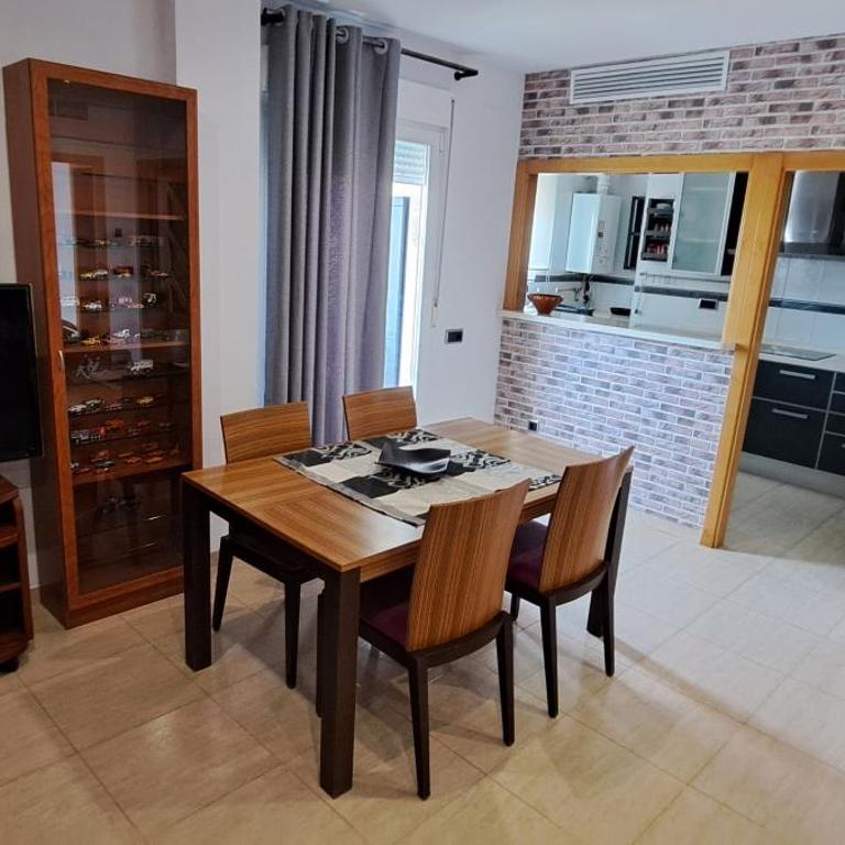 Piso soleado con buena ubicación - Three-Bedroom Apartment - 4