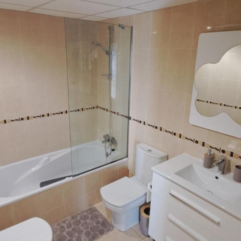 Piso soleado con buena ubicación - Three-Bedroom Apartment - 7