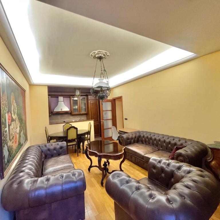 Heart of the City Stunning comfort,Balcony ,Netflix,Free Wi-Fi - Deluxe One-Bedroom Apartment with City View - 3