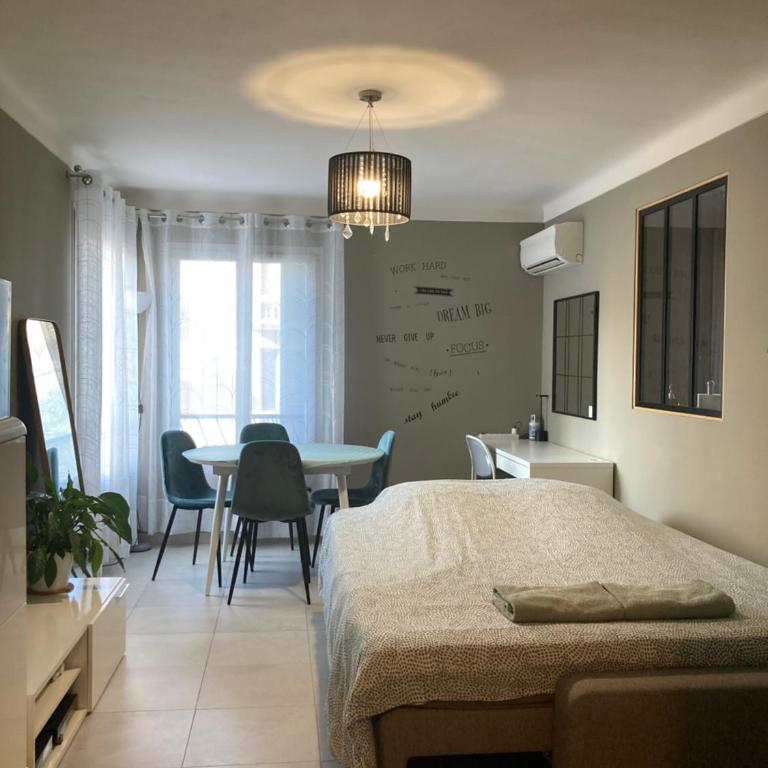 Only for female guests, shared homestay, Nice west cosy flat, balcony near airport train beach public transport supermarket - Studio - 1