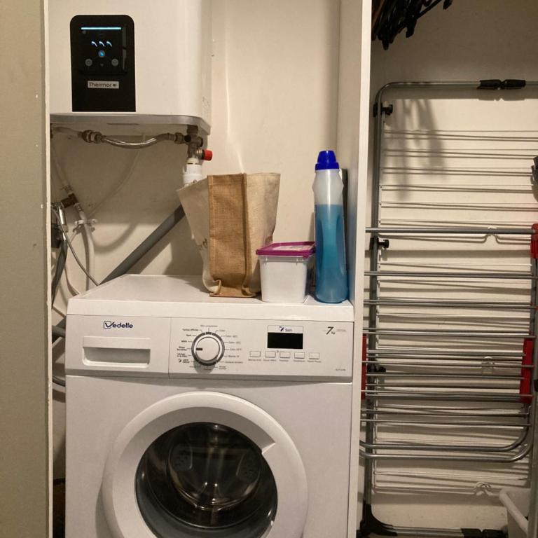 Only for female guests, shared homestay, Nice west cosy flat, balcony near airport train beach public transport supermarket - Studio - 16