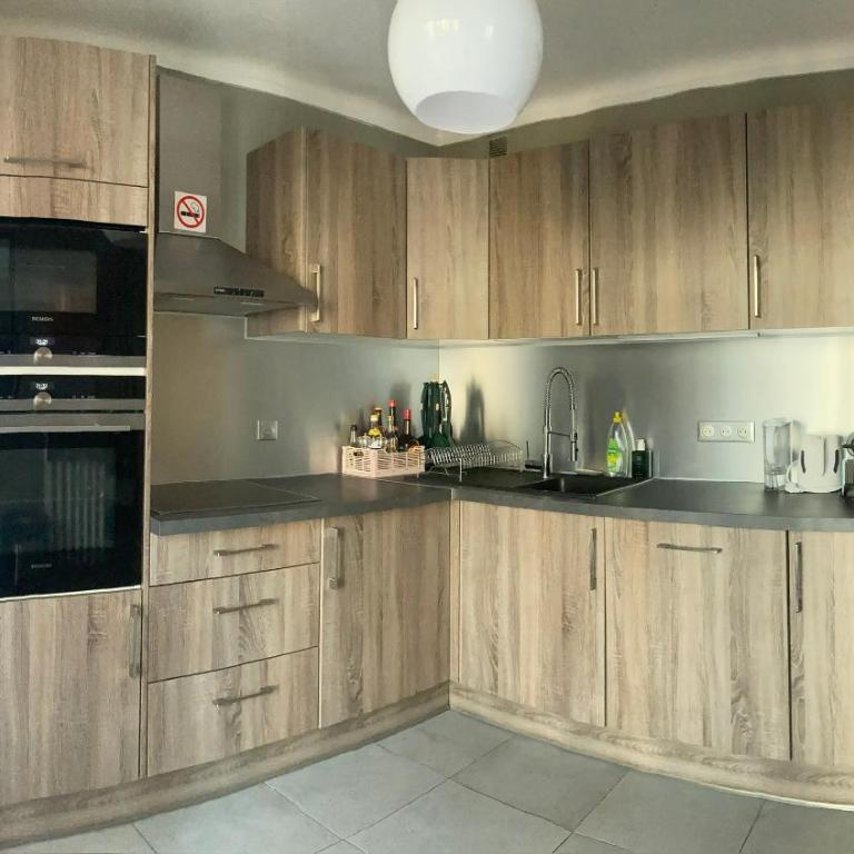 Only for female guests, shared homestay, Nice west cosy flat, balcony near airport train beach public transport supermarket - Studio - 4