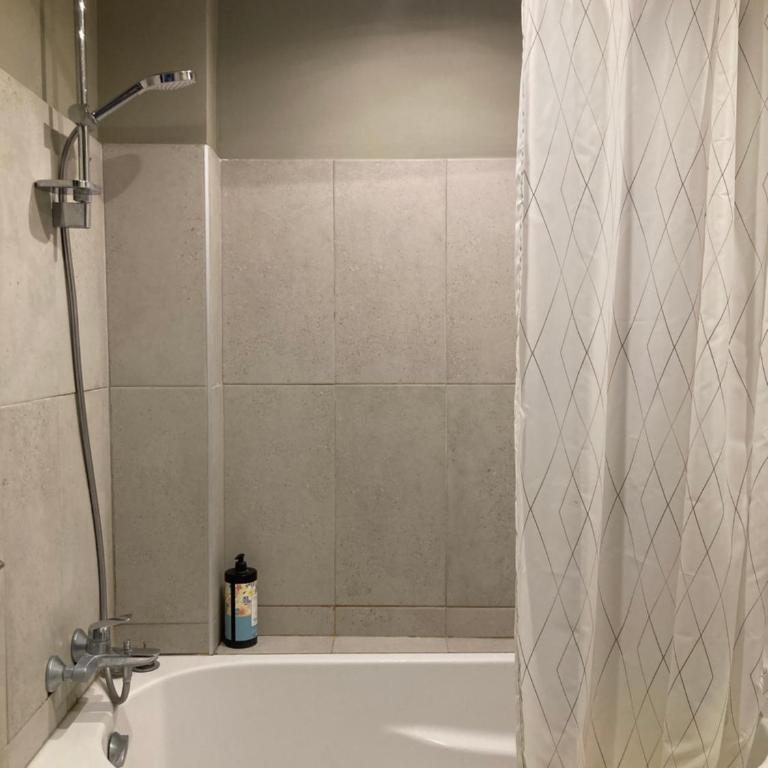 Only for female guests, shared homestay, Nice west cosy flat, balcony near airport train beach public transport supermarket - Studio - 13