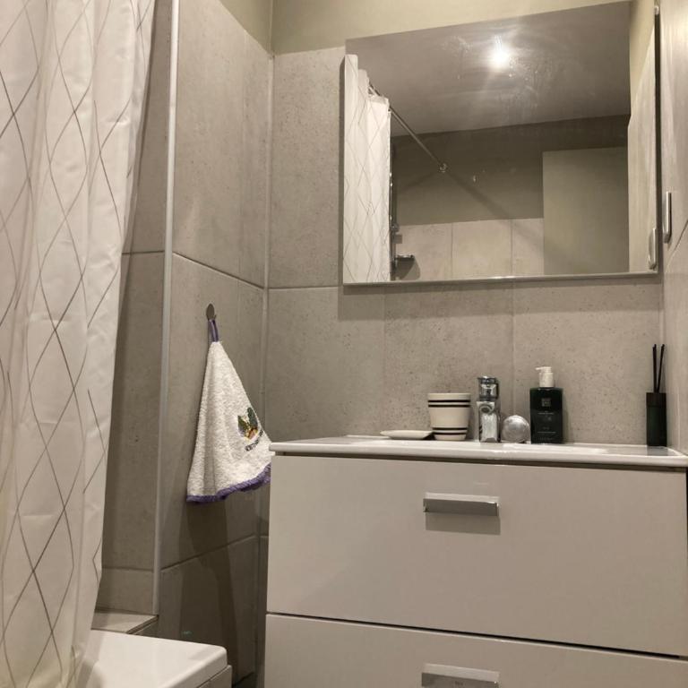 Only for female guests, shared homestay, Nice west cosy flat, balcony near airport train beach public transport supermarket - Studio - 14