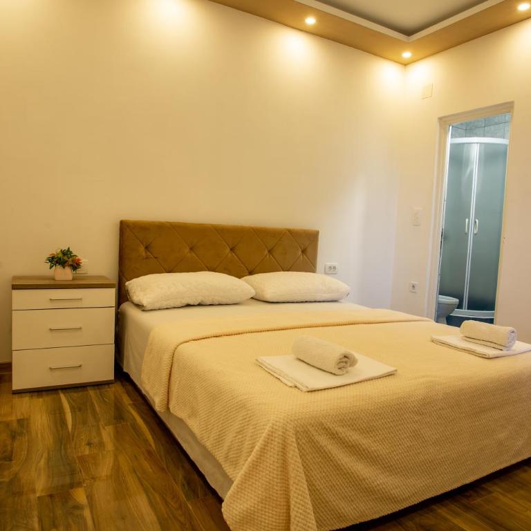 Sara Apartmani - Dvokrevetna Soba sa Bračnim Krevetom i Terasom - 4