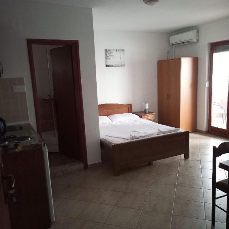 Cheap Montenegro Apartments - Quadruple Room with Balcony - 6