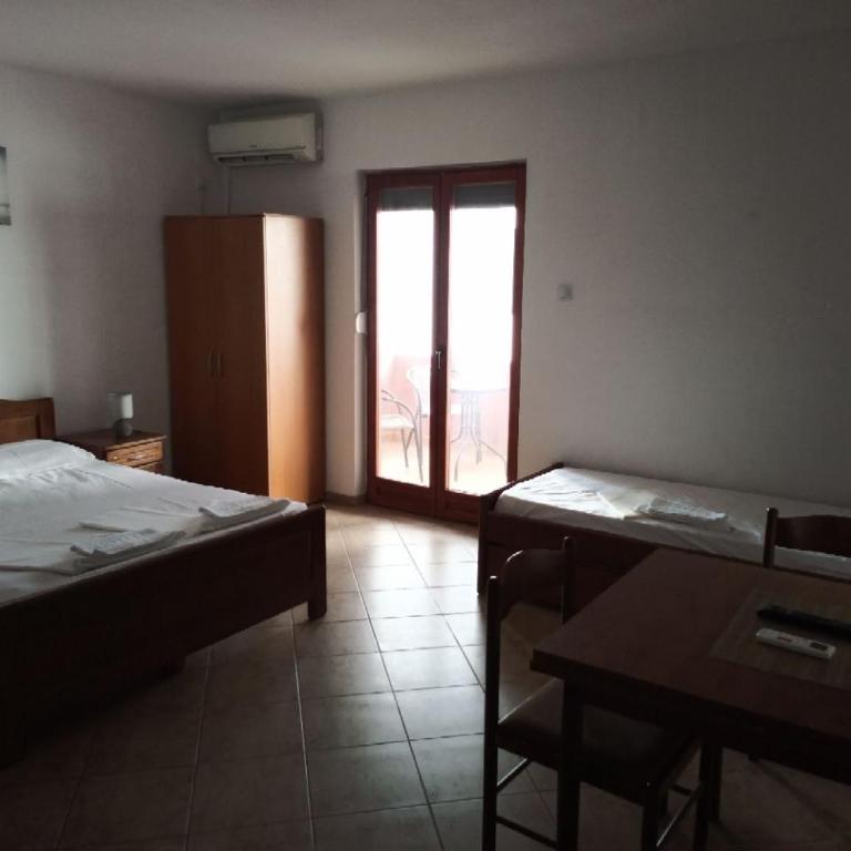 Cheap Montenegro Apartments - Quadruple Room with Balcony - 7