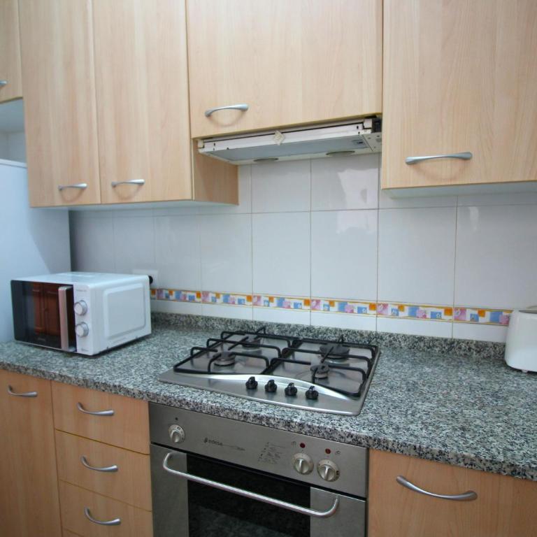 Apartamento céntrico y luminoso a 100m de la playa, renovado con WiFi, balcón y lavadora - ES-228-6 - Apartamento - 13